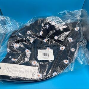Alice + Olivia - Reversible Bucket Hat - daisies on black / white - BRAND NEW